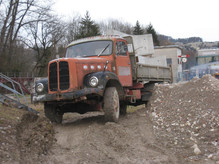 Alter Saurer mit schwerer Fracht in kritischem Gelände. .jpeg