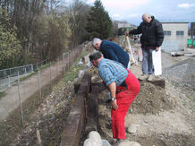 Ein Bauwerk wird kritisch betrachtet (und später wieder abgebrochen) .jpeg