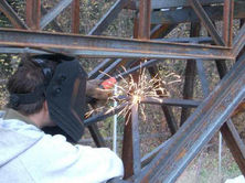 Zwischenstreben werden bei der Brücke eingeschweisst .jpeg