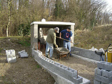 Die Flügelmauern werden mit Beton gefüllt. .jpeg