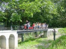 Gut besetzter Zug auf dem Viadukt .jpeg