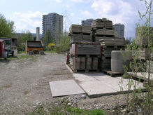 Frühling 2006, das Baumateriallager liegt nun im Westen .jpeg