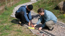 Hanspeter und Zeno verlegen die elektr. Leitungen. .jpeg