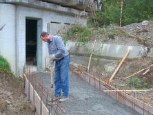 Max beim Betonieren der Tunnelbodenplatte. .jpeg