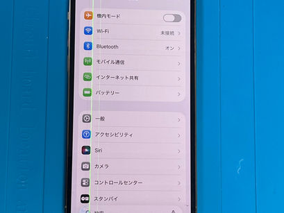 iPhone 12 Proの画面割れで有機ELに緑の縦線が表示された修理前の状態 豊橋のi-SS豊橋店