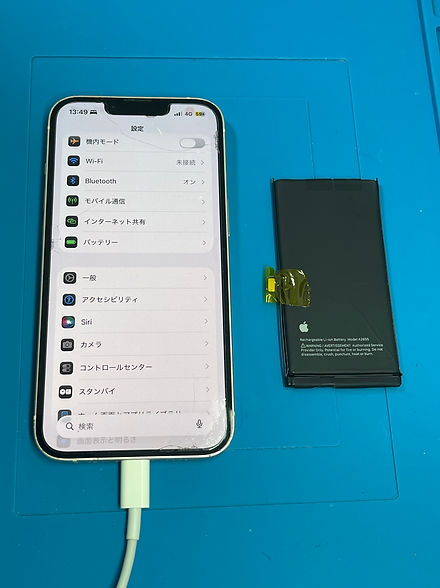 iPhoneバッテリー交換後に起動と動作確認を行っている様子|豊橋市i-SS豊橋店