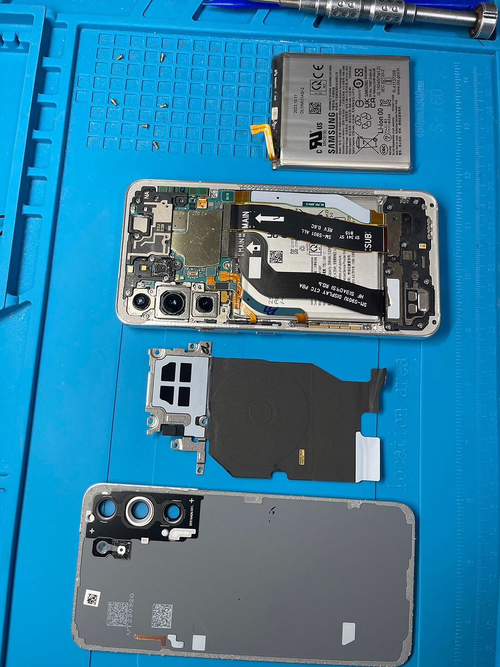 Galaxy S22を分解し、内部のバッテリー交換作業を行っている様子