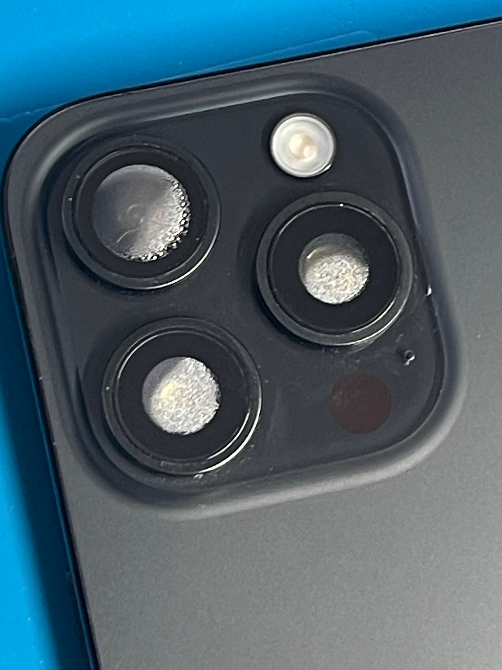 iPhone 15 Pro Max背面のアウトカメラ周辺に水滴が入り込んでいる状態