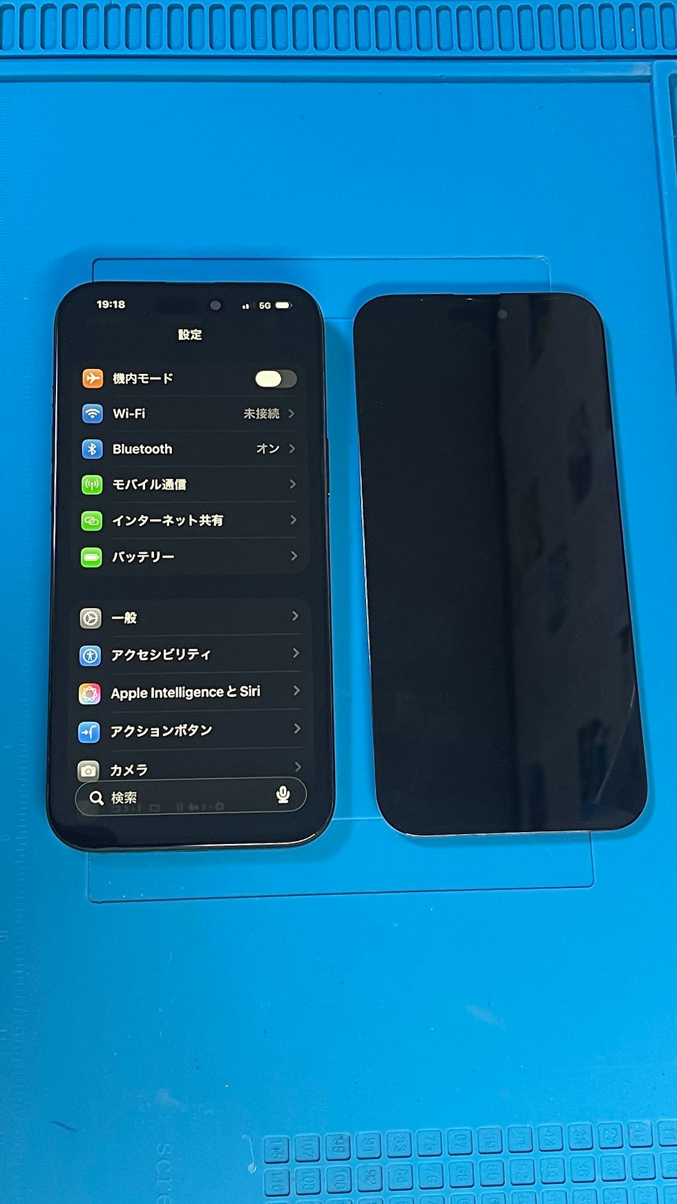 互換液晶パネルへの画面交換後、正常に設定画面が表示されたiPhone 16 Pro Maxと取り外した故障画面