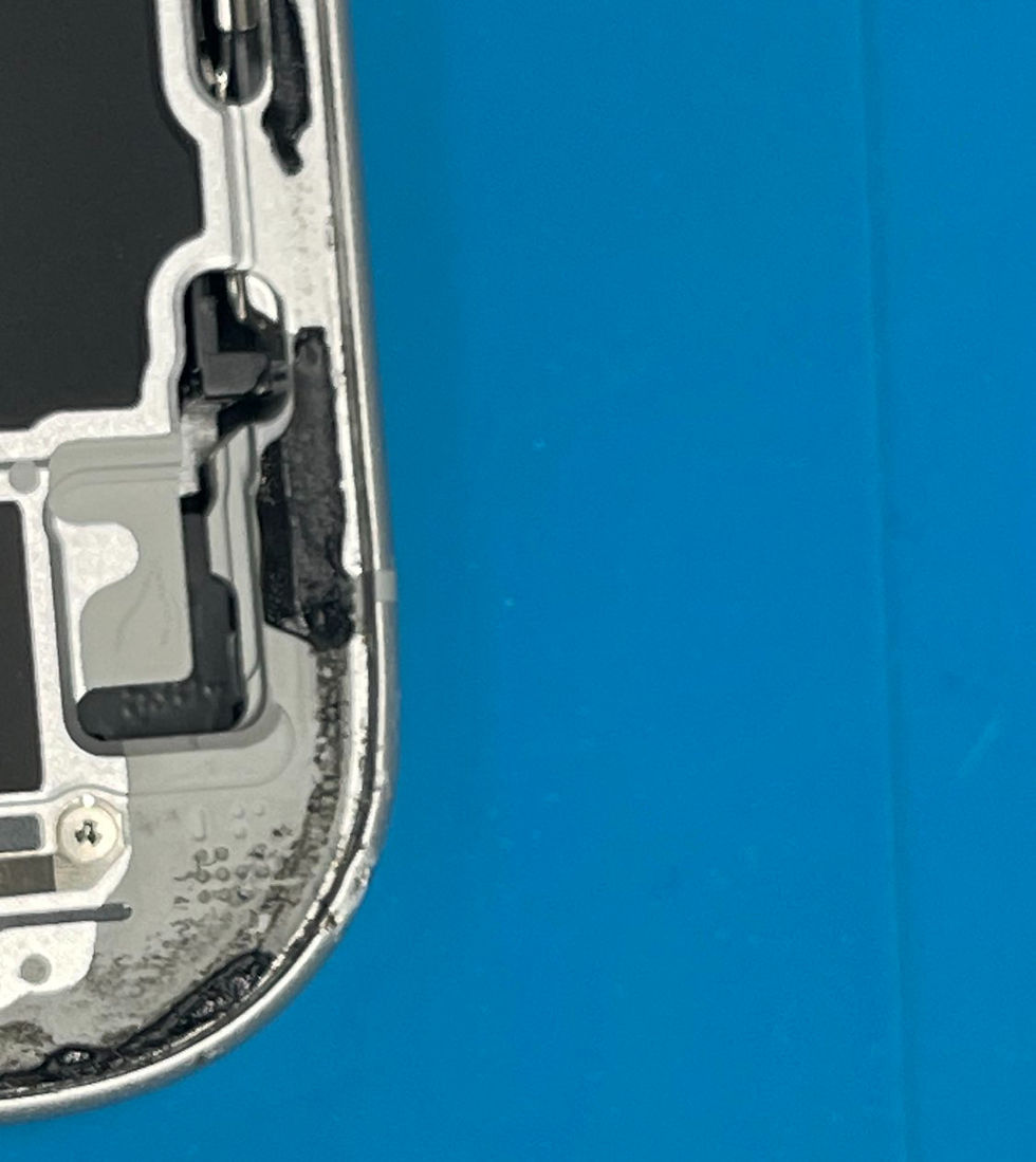 iPhone 17の右下フレームの傷とへこみ部分の拡大写真|豊橋市のフレーム補修事例