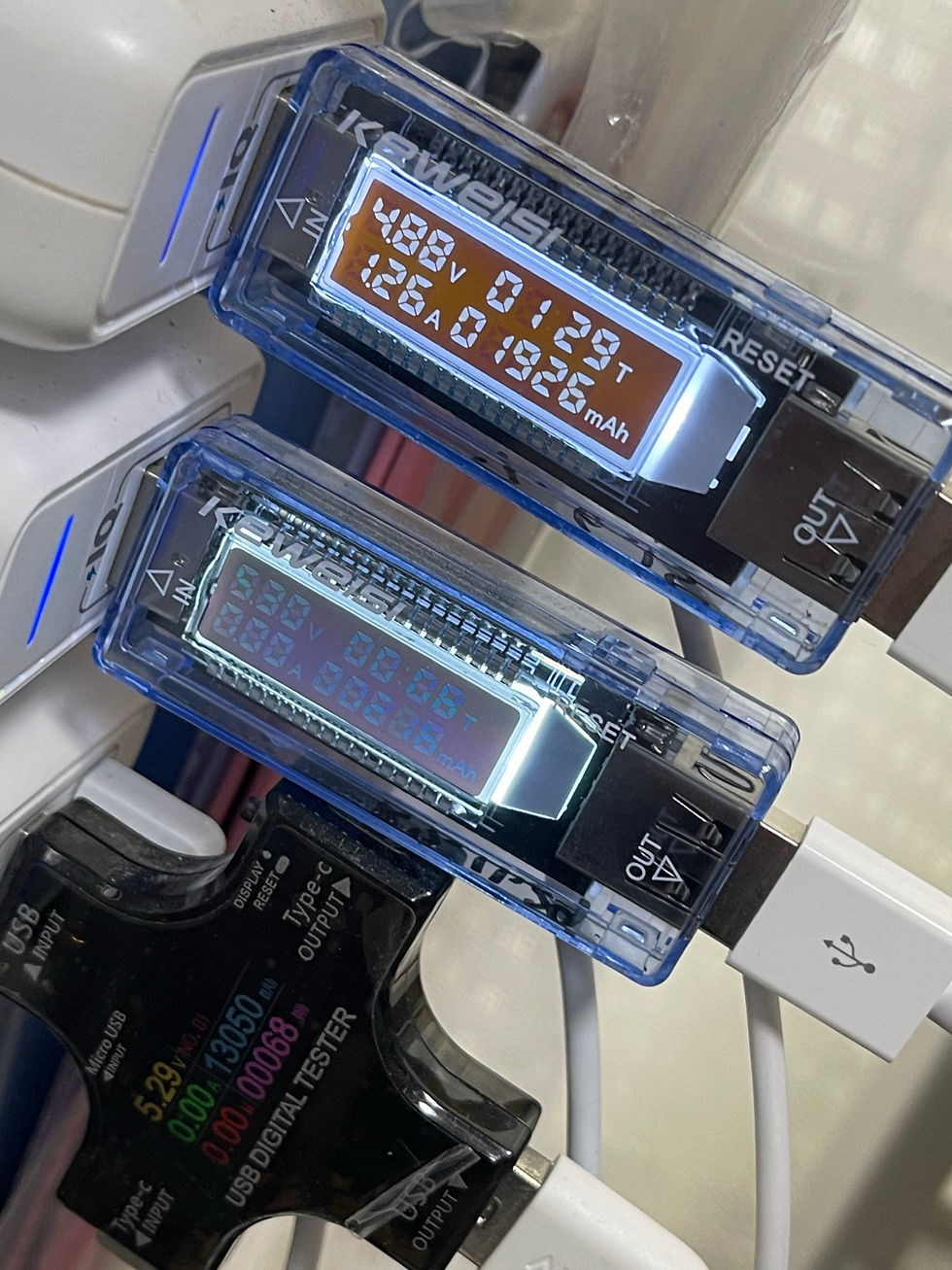 iPhone 11 Proのバッテリー交換後に充電反応と電流を確認している写真