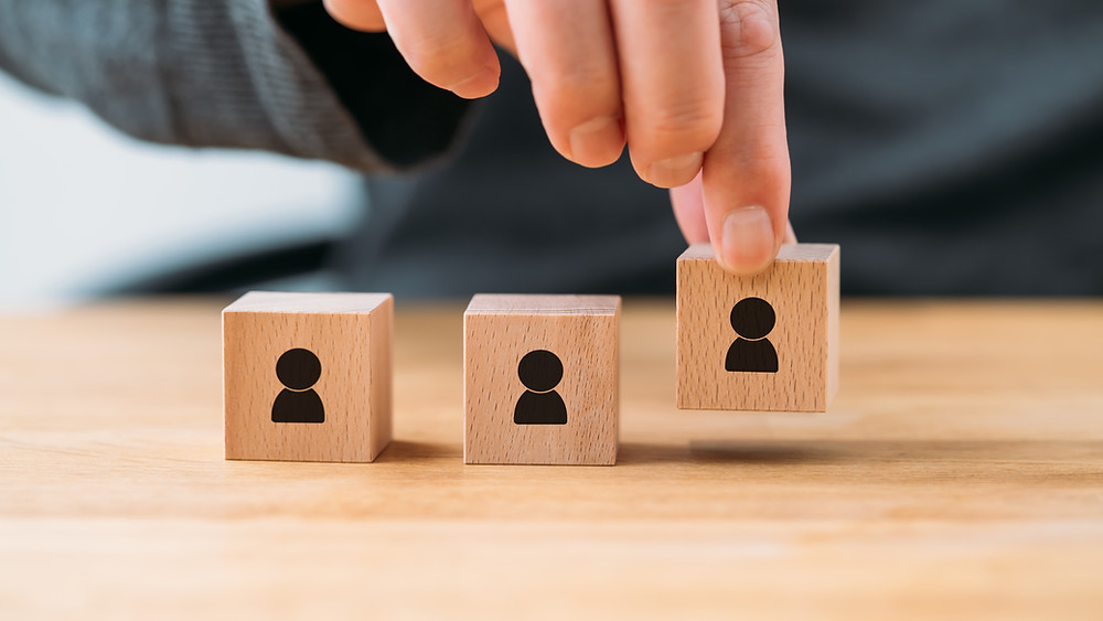 Aufstellen mit Figuren. Die Figuren haben ein Schlüssel-Symbol aufgedruckt. Systemische Lösungen sind ein Schlüsselelement für mehr Freiheit im Leben. Aufstellen mit Figuren.
