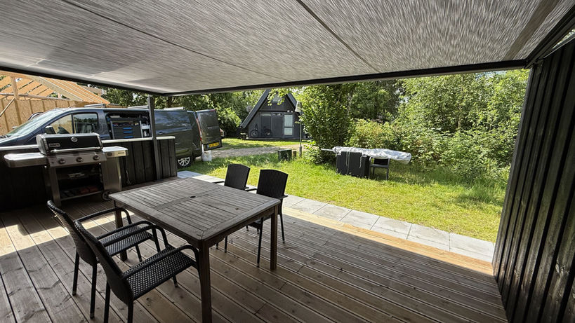 Weinor plaza viva pergolamarkise monteret på sommerhus, så den dækker hele terrassen.