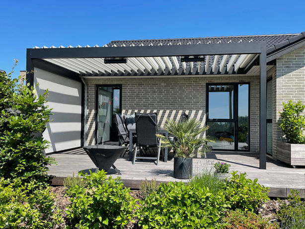 Renson Algarve monteret på et udhæng, på et nyt hus i Hinnerup. Der er monteret to varmelamper, samt en screen i gavlen.