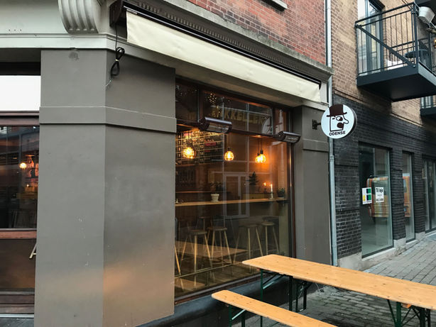 Weinor Topas markise monteret i Odense, sammen med varmelamper i samme lakering.