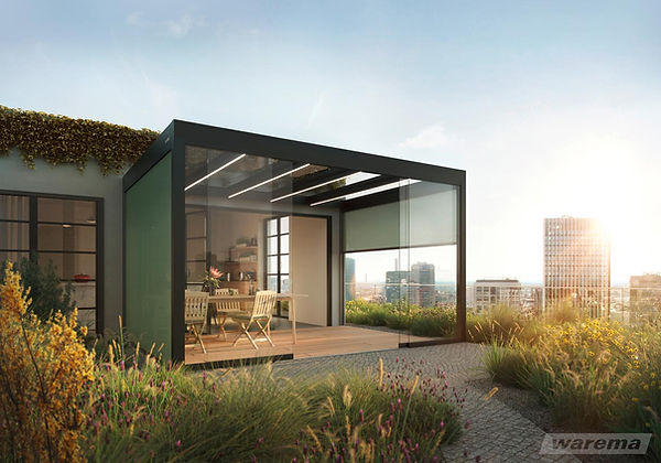 Lamaxa L50 View pergola med klart tag og udsigt over byen i baggrunden