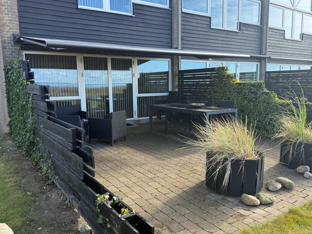 Weinor Cassita II set fra siden – kompakt kassette og moderne design, monteret på nye rækkehuse i Assens.