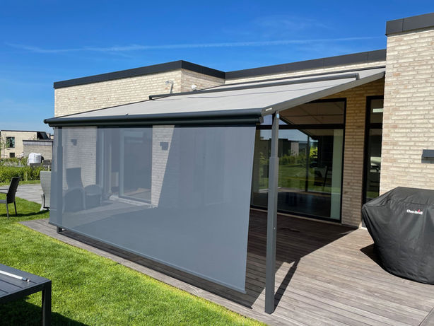 Weinor Plaza Viva med volant plus, rullergardin i fronten. der sikrer privatlivet, monteret i Ry
