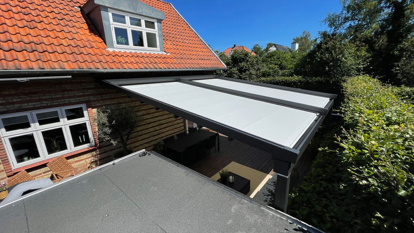 Weinor PergoTex pergolamarkise med LED lys, monteret på klassisk villa i Odense. 