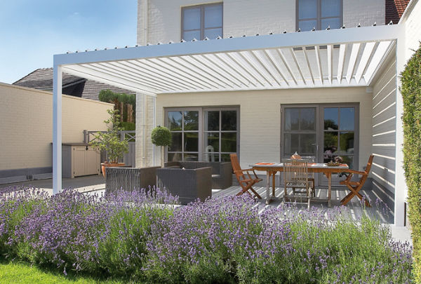 Elegant Renson Algarve pergola monteret ved husfacade