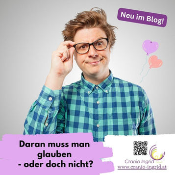 Mann in kariertem Hemd mit Brille schaut skeptisch