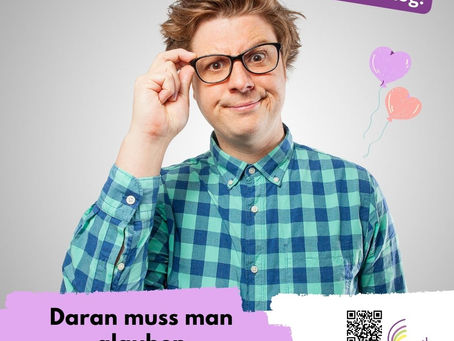 Mann in kariertem Hemd mit Brille schaut skeptisch