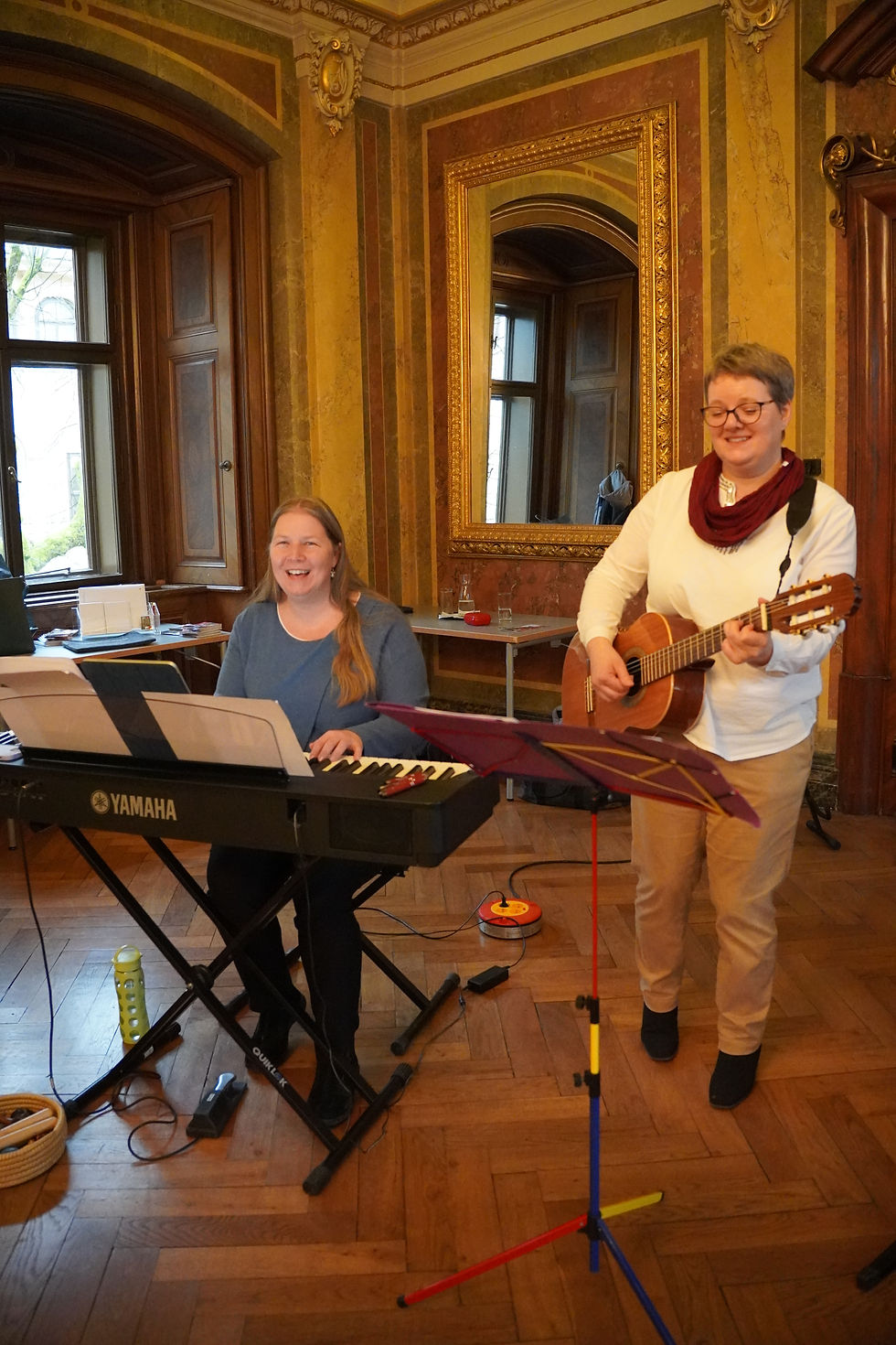 Magdalena spielt am Klavier, Ingrid spielt mit der Gitarre - beide singen aus vollem Herzen