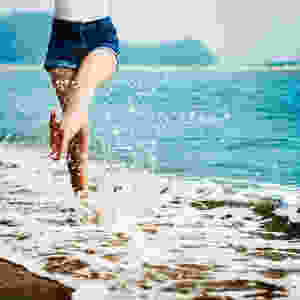 barefoot beach blur break