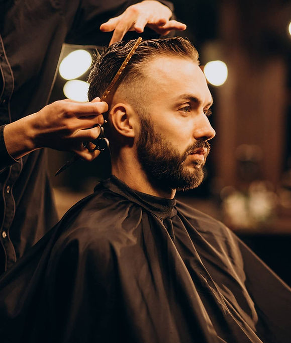 jeune-homme-au-salon-coiffure-coupe-cheveux (1).jpg