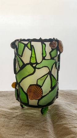 Großes helles Windlicht mit Füßchen