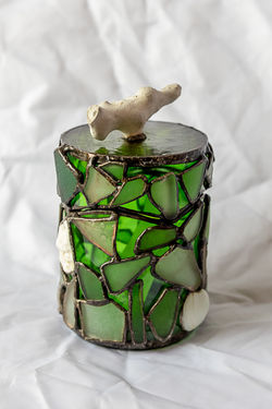 Grüne Dose mit Seeglas