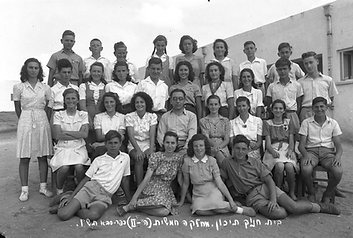 כיתה ט מחזור שני עם המחנך ברוך כצנלסון 1946. הארכיון העירוני כפר סבא.tif