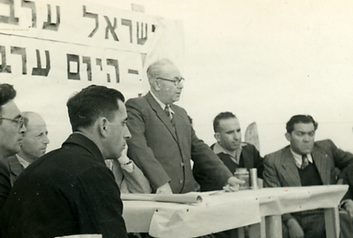 אברהם קרן נואם בהנחת אבן פינה לשיכון של חיילים משוחררים ופועלים חקלאים (שיכון למפרט). 1947