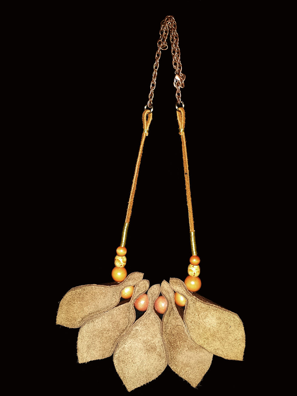 LB CAMEL PETAL NECLKACE