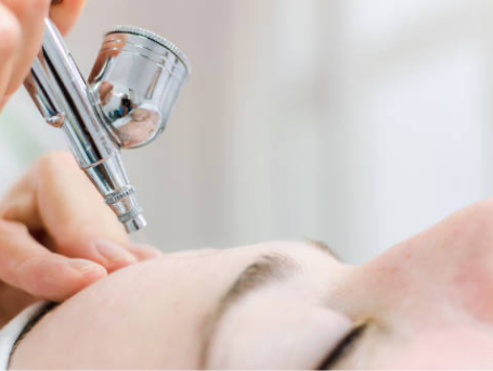 Gesicht einer Frau während Sauerstoffbehandlung, SkinBlizzart, Sauerstoffbehandlung bei Estetica Kosmetik.