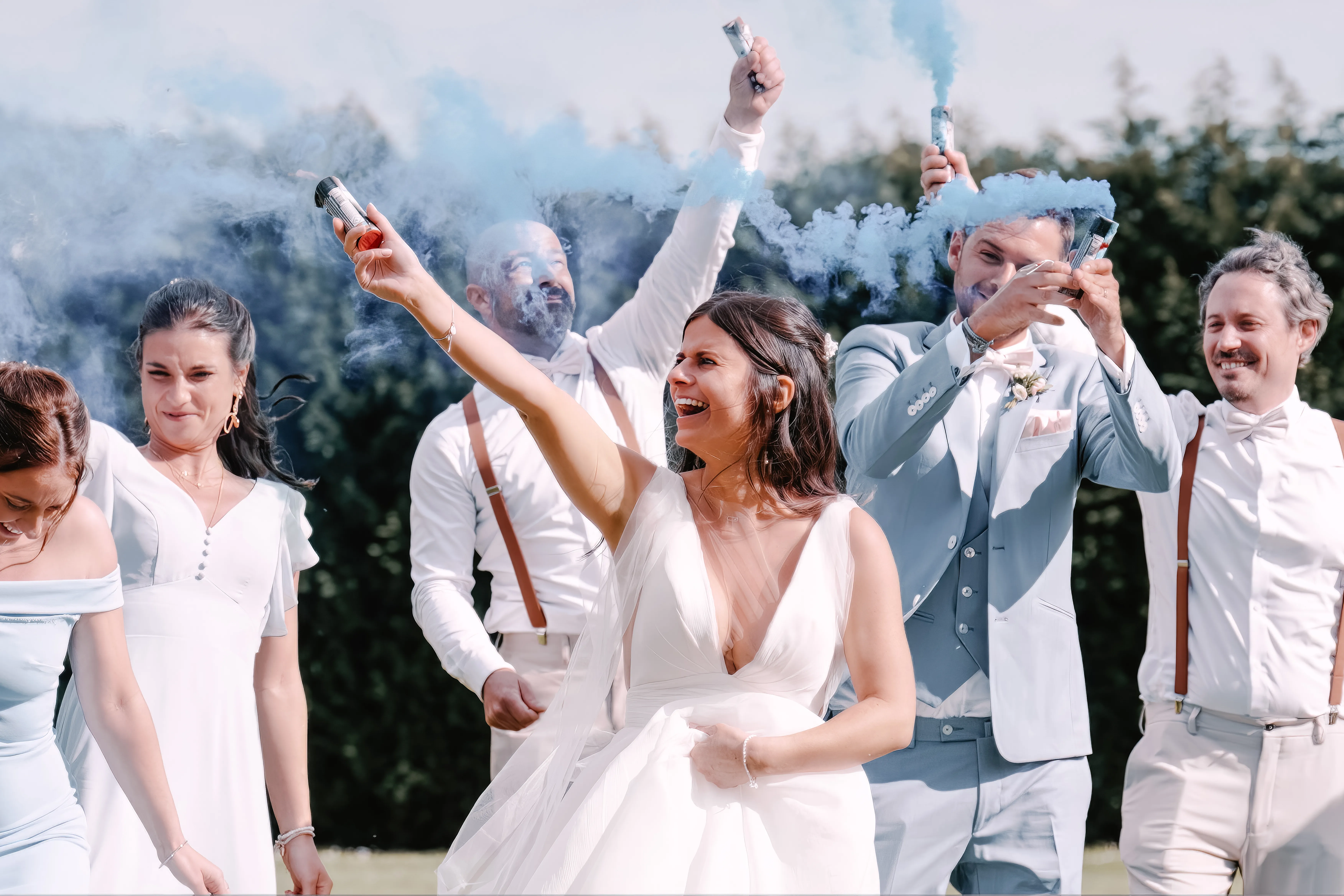 Arrivée des mariés avec des fumigènes, moment magique capturé par HDAS Records, photographe et vidéaste à Bordeaux