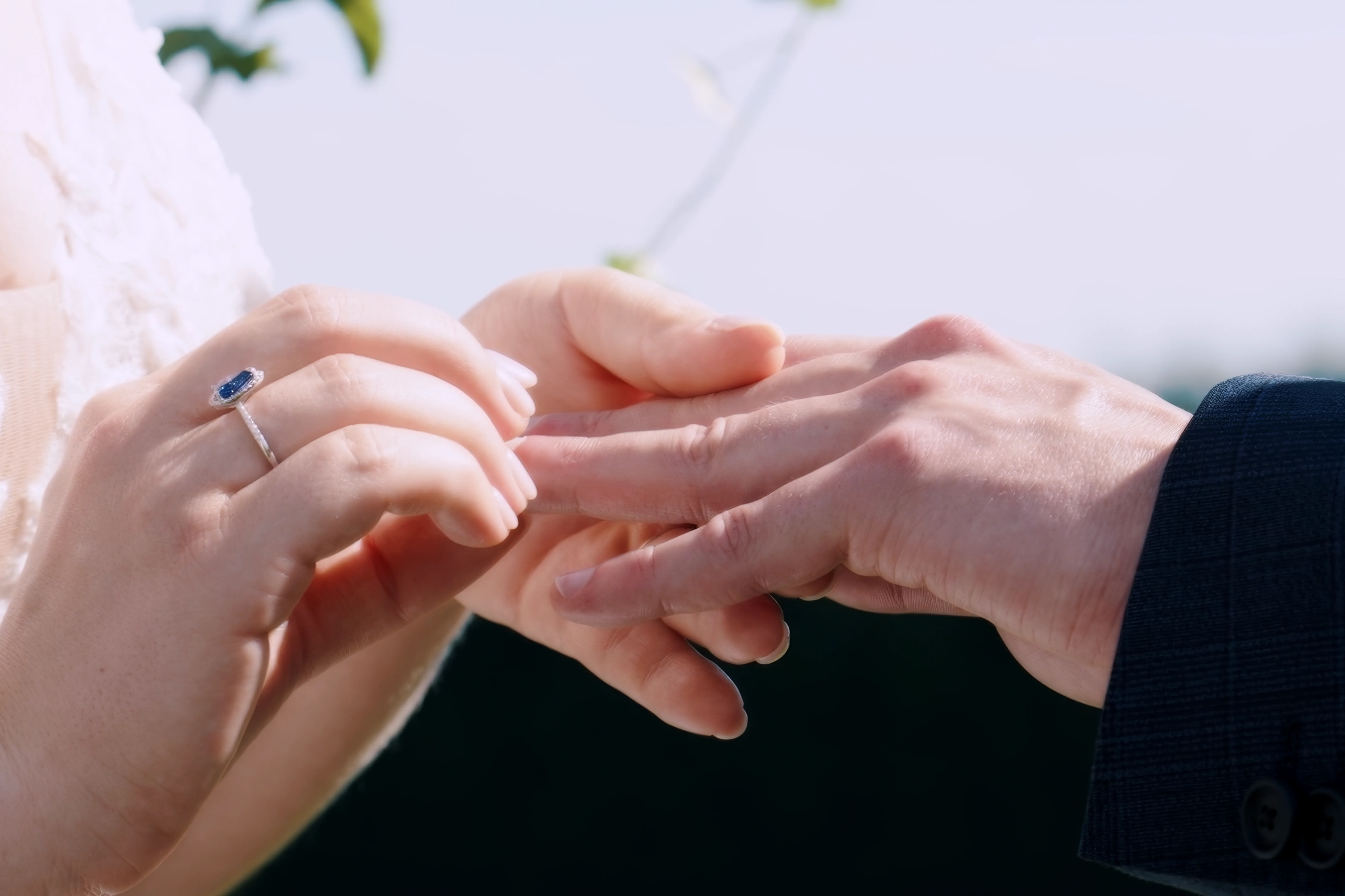 Gros plan sur la mariée mettant la bague à son mari, moment capturé par HDAS Records, photographe à Bordeaux