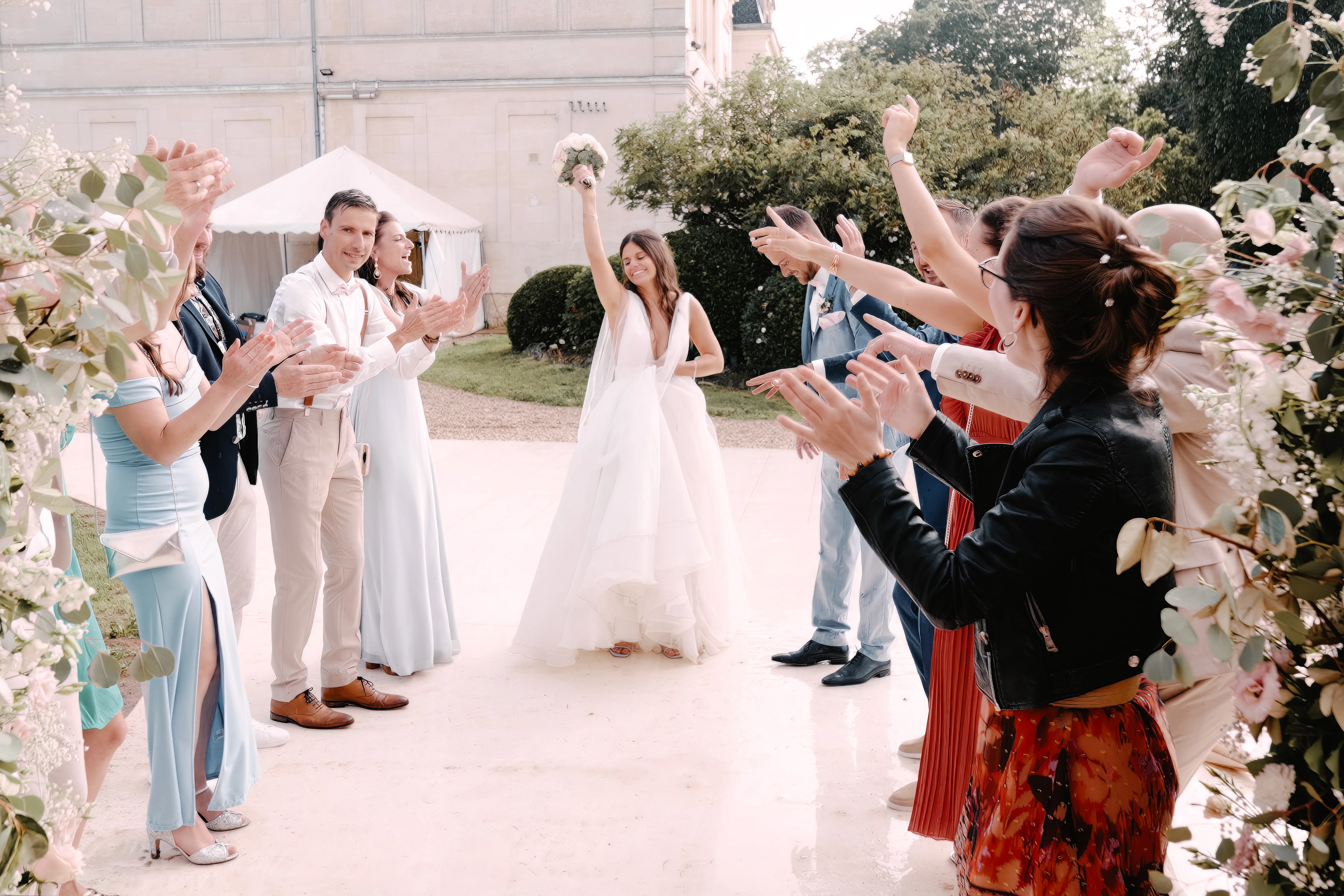 Les mariés font leur premier pas avant l'entrée en salle, capturés par HDAS Records, photographe à Bordeaux