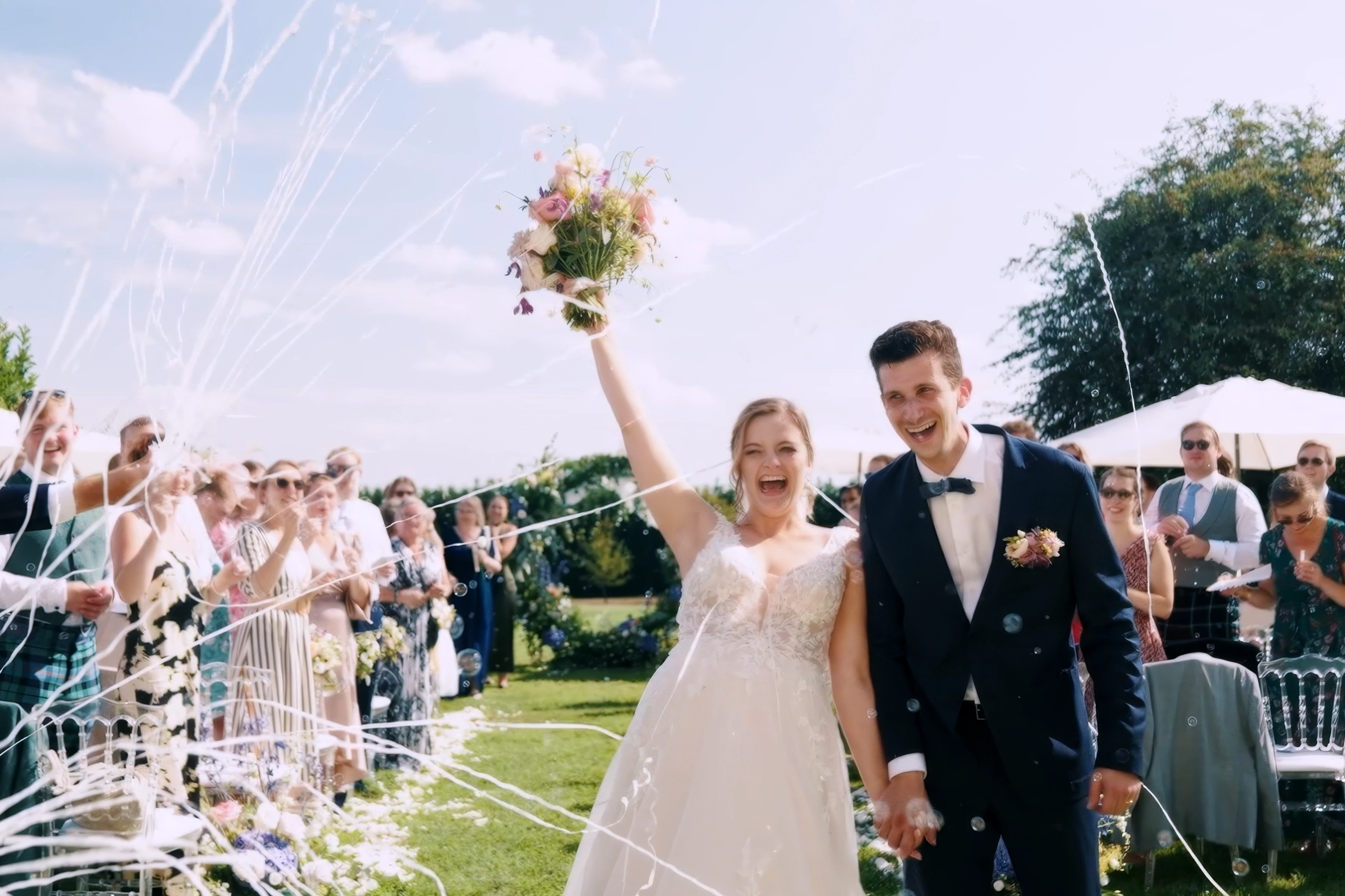 Sortie de cérémonie laïque, la mariée levant les bras, moment capturé par HDAS Records, photographe à Bordeaux.