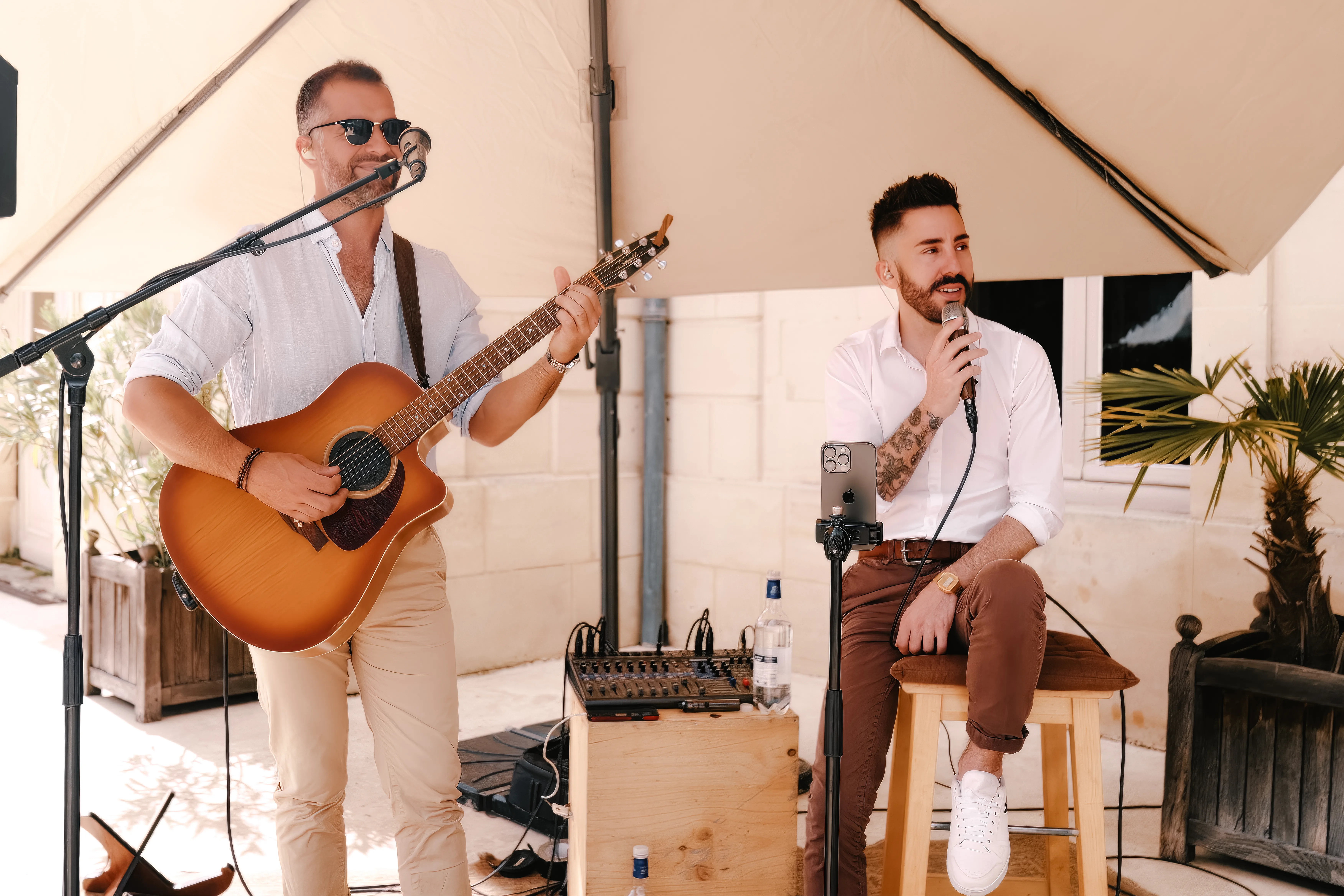 Groupe musical pendant le cocktail des mariés, capturé par HDAS Records, photographe et vidéaste à Bordeaux