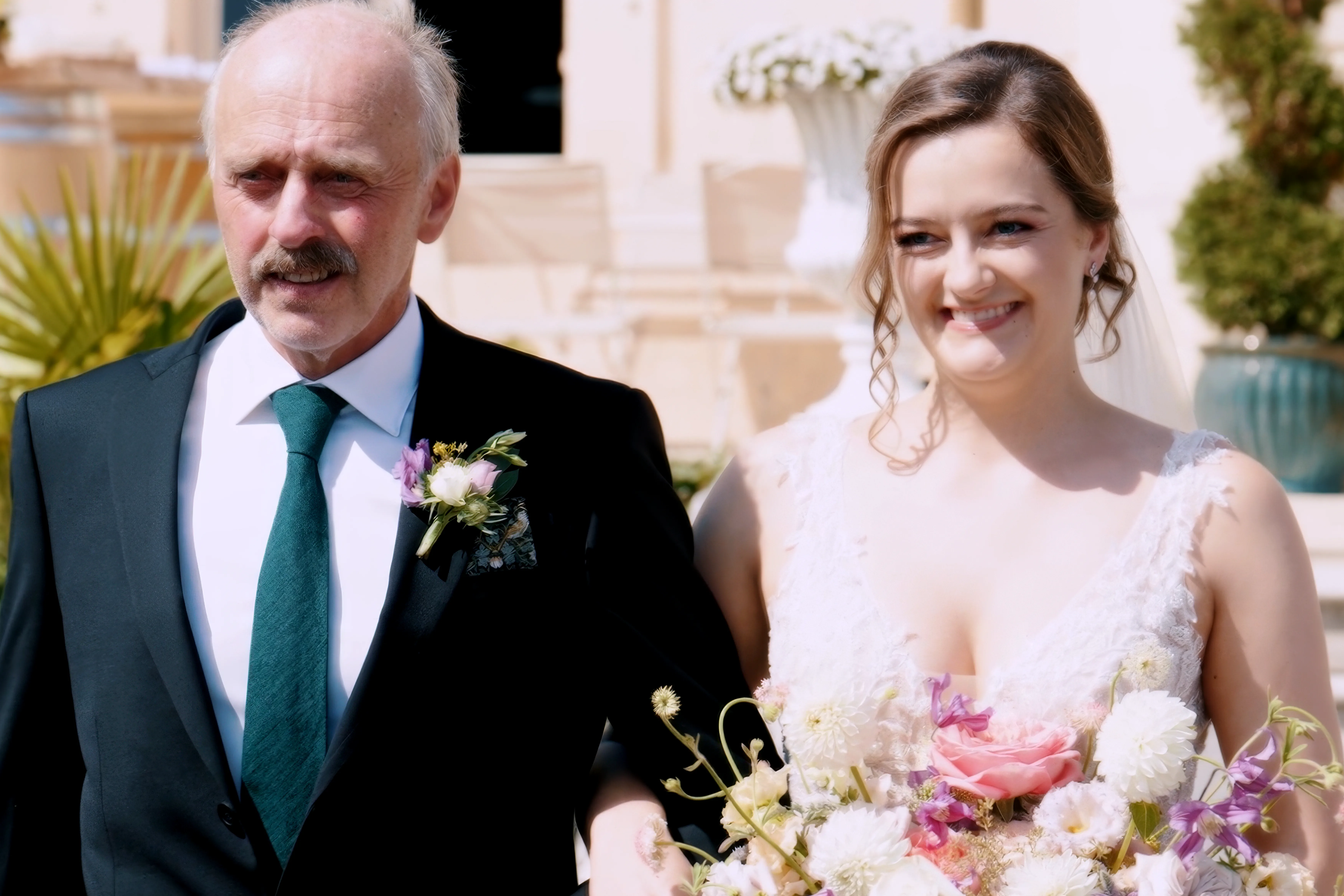 La mariée et son père, l'accompagnant à la cérémonie, capturés par HDAS Records, photographe à Bordeaux