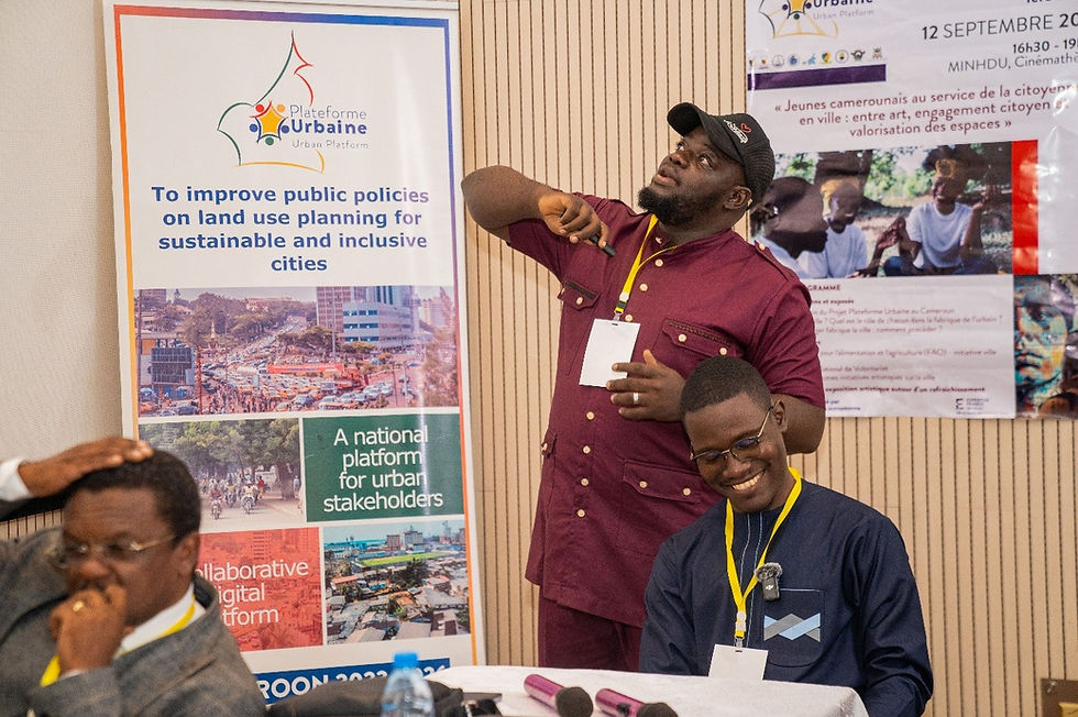 Cette photo saisit un moment du premier Café urbain, organisé le 12 septembre 2024 au MINHDU dans le cadre du Projet PUC. Ces rencontres informelles favorisent un dialogue ouvert et convivial entre jeunes professionnels, institutions et société civile autour des enjeux de la ville. Source : Projet PUC