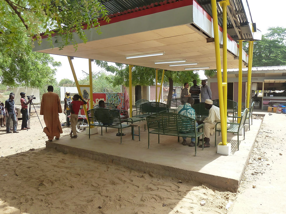 Programme Liaisons urbaines. Vue de la structure d’ombrage de la place Chagoua, réaménagée dans le cadre du projet « Place-Fontaine de N’Djamena », N’Djamena (Tchad), 2014. Photo : Franck Houndégla