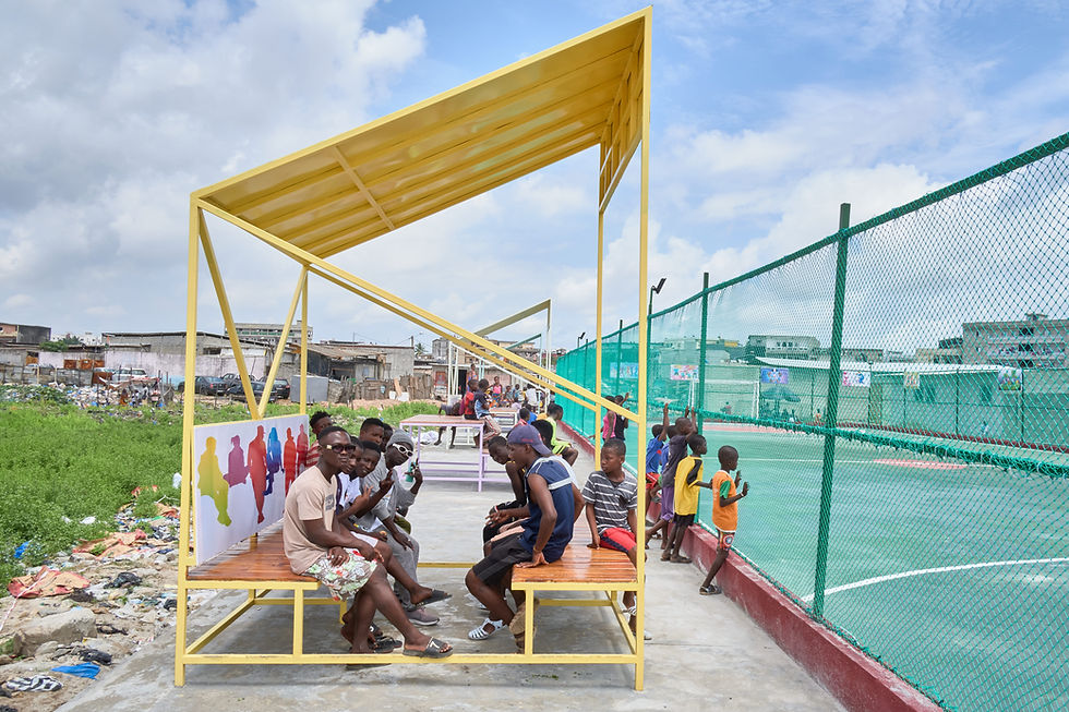 Tribunes pour les rassemblements communautaires lors des matchs de quartier, PU Abidjan © Cabanon Vertical