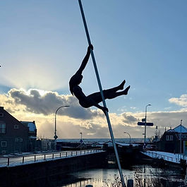 Zondagmorgen vroeg om negen uur was er een drukte van belang aan de voet van het markante beeld van De Polsstokspringer aan de Hoornsewal in Den Hoorn.
Bijna 40 nieuwsgierige wandelaars hadden zich verzameld voor de start van een begeleide cultuur-historische wandeling door de geschiedenis van Den Hoorn. In nauwe samenwerking met CultuurStek Den Hoorn organiseert DNA Den Hoorn dit jaar een interessante tour door Den Hoorn aan de hand van de symboliek van De Polsstokspringer. In reuzensprongen springt hij door de geschiedenis om markante plekken in Den Hoorn toe te lichten en tot leven te brengen.
Het was een internationaal gezelschap met wortels in Rusland, Belarus en Eritrea naast oer-Hoornezen en ‘dorps-import ‘, dat in twee groepen onderweg ging. Wandelcoaches John Kleijweg en Marjan van Velzen-Arkesteijn namen de wandelaars mee, vertelden hun eigen verhalen en wetenswaardigheden over allerlei plekken waar we langs liepen en op 10 plaatsen gaf de Polsstokspringer zijn specifieke geschiedenisles.
Onder een strak blauwe hemel leerden we over de groenteveiling, de tuinderijen, de windas, de ontstaansplek van Den Hoorn, de invloed van de Romeinen, de hulp aan de oeverzwaluwen, het Kerkepad, de oorsprong van veel straatnamen en ook over de arbeidsmigranten in het midden van de vorige eeuw.
Voor degenen die te laat waren met aanmelden en andere belangstellenden is er op 19 april as. een nieuwe kans voor een begeleide tour. 
Verder is de wandeling ook individueel te volgen aan de hand van een beschrijving op de website van DNA Den Hoorn. De geschiedenisverhalen van De Polsstokspringer kunt u dan beluisteren via een QR-code die op goed herkenbare bruine bordjes op meerdere plaatsen langs de route is te vinden.
