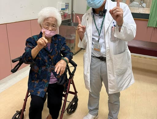 黃蘇阿嬤92歲了我們比1就表示血糖停藥一年囉!