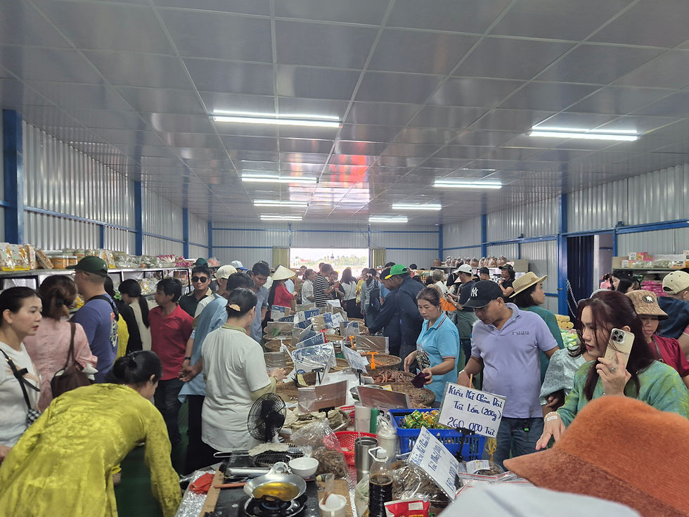 tourist in cai rang marketplace
