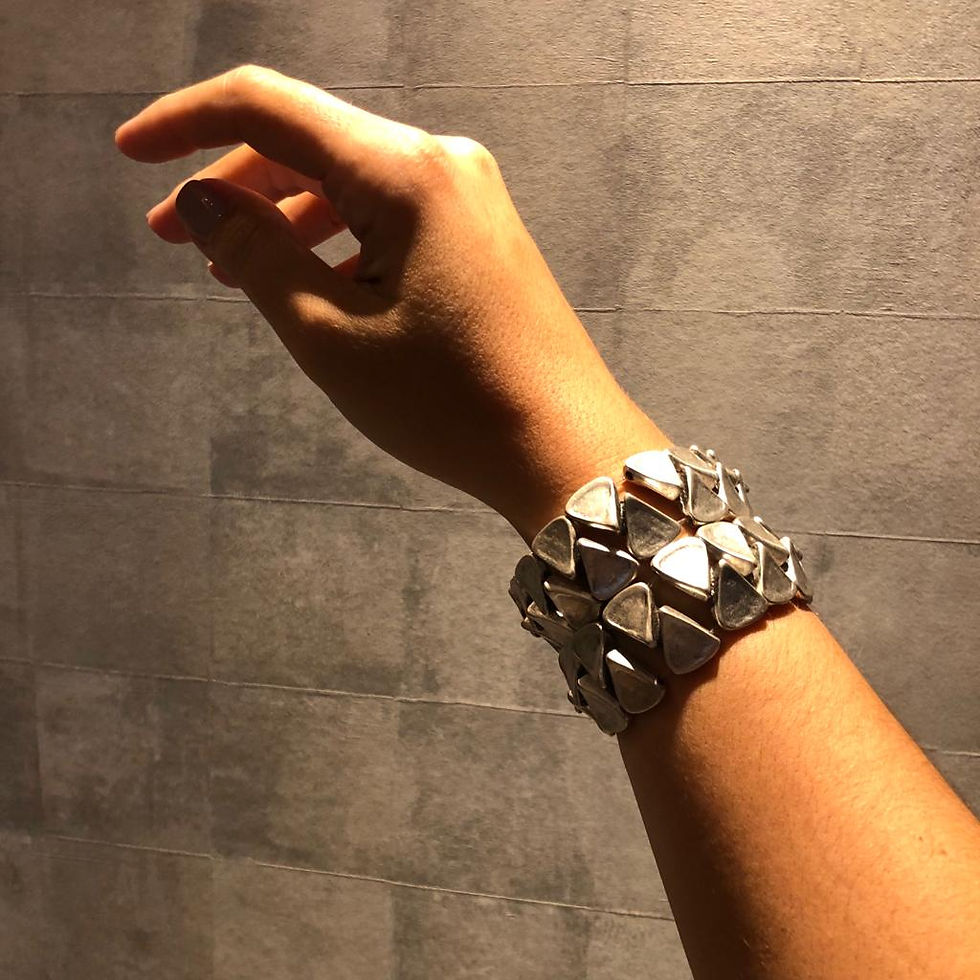 pulseira spike com estrutura de elastico para caber em vários pulsos, peças em formato triangular
