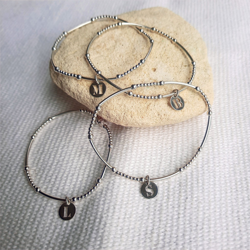Miniature : Bracelet perles/tubes et pampille initiale en argent