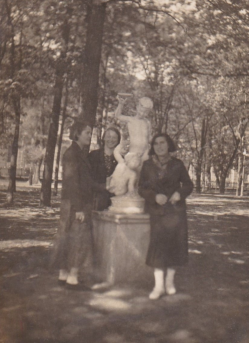 1939 Л.Пищикова (в центре). г.Ленинград.